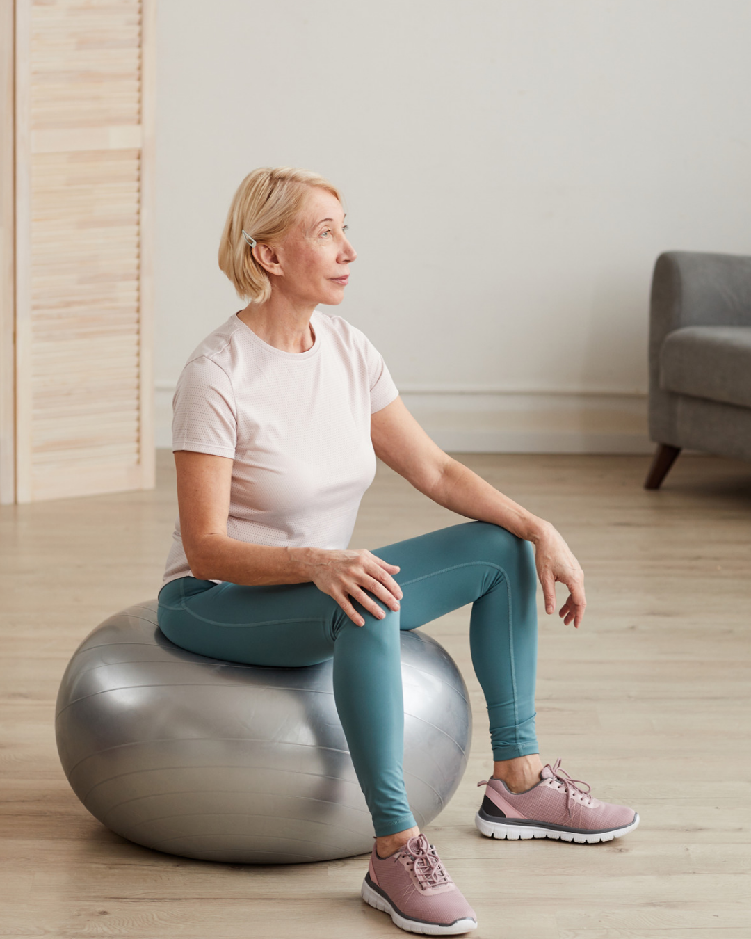 Frau trainiert mit Ball